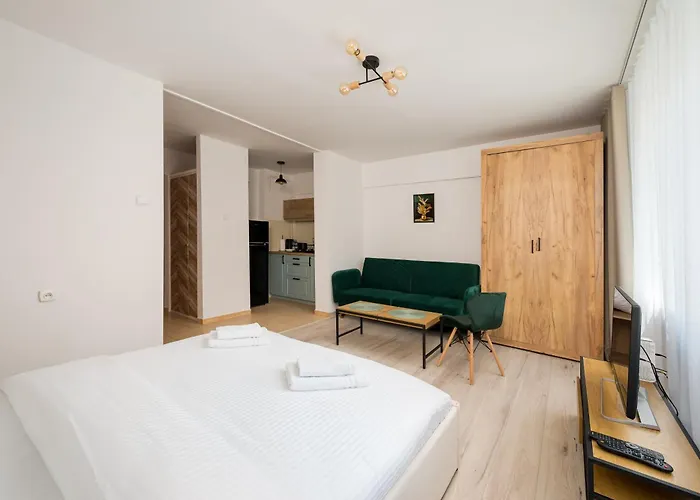 Downtown Serenity By Bookinghost